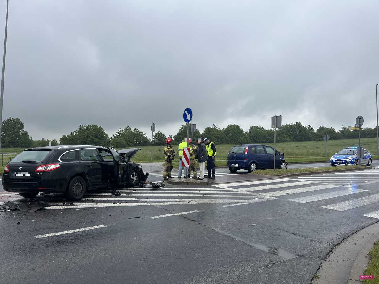 Zderzenie peugeota z oplem na obwodnicy Bielawy
