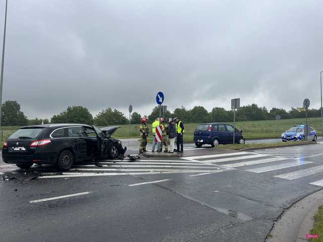 Zderzenie peugeota z oplem na obwodnicy Bielawy