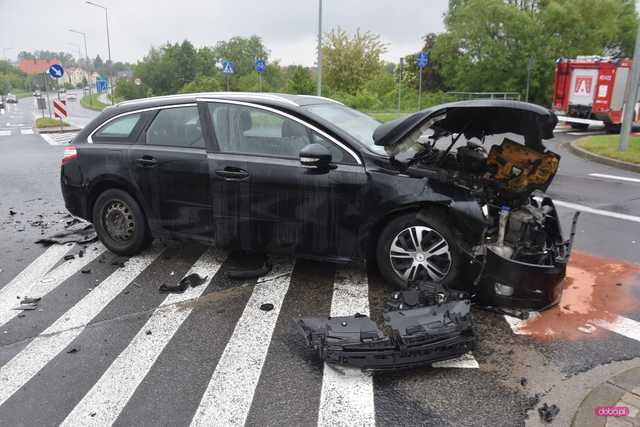 Zderzenie peugeota z oplem na obwodnicy Bielawy