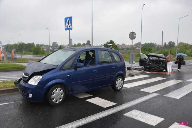 Zderzenie peugeota z oplem na obwodnicy Bielawy