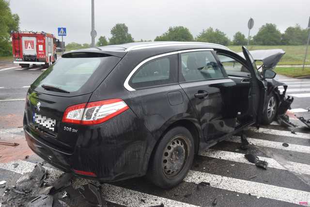 Zderzenie peugeota z oplem na obwodnicy Bielawy