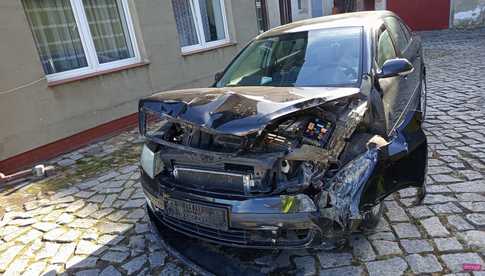 Skodą uderzył w latarnię w Wilkowie Wielkim