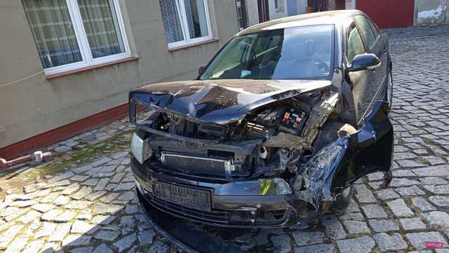 Skodą uderzył w latarnię w Wilkowie Wielkim