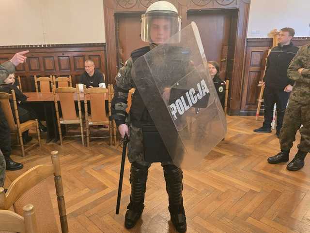 Uczniowie klas mundurowych z Bielawy z wizytą w Komendzie Powiatowej Policji