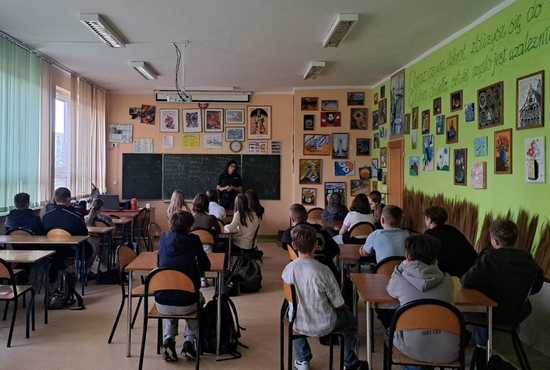 Policjantka rozmawiała z uczniami o odpowiedzialności prawnej osób nieletnich