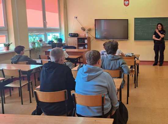 Policjantka rozmawiała z uczniami o odpowiedzialności prawnej osób nieletnich