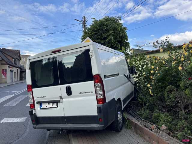 Pijany kierowca citroena wjechał w ogrodzenie w Pieszycach