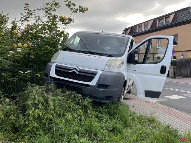 Pijany kierowca citroena wjechał w ogrodzenie w Pieszycach
