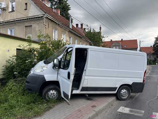 Pijany kierowca citroena wjechał w ogrodzenie w Pieszycach