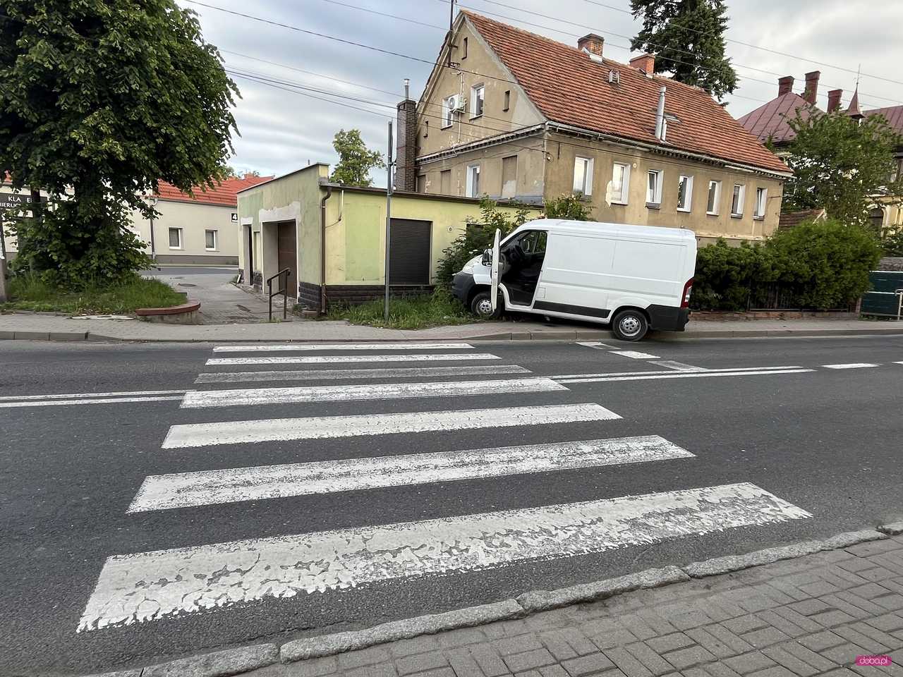 Pijany kierowca citroena wjechał w ogrodzenie w Pieszycach