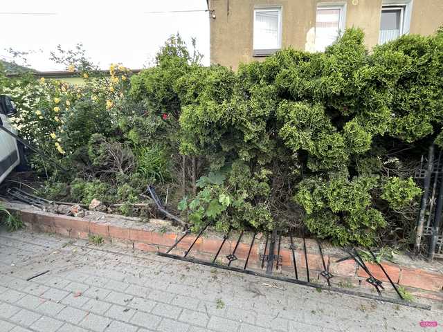 Pijany kierowca citroena wjechał w ogrodzenie w Pieszycach