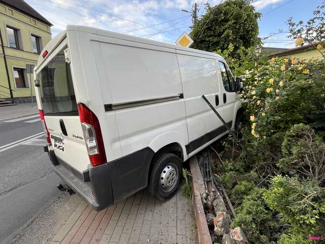Pijany kierowca citroena wjechał w ogrodzenie w Pieszycach