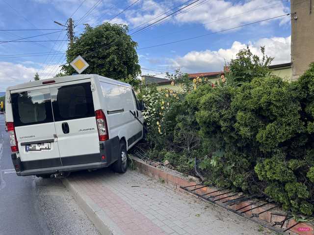 Pijany kierowca citroena wjechał w ogrodzenie w Pieszycach