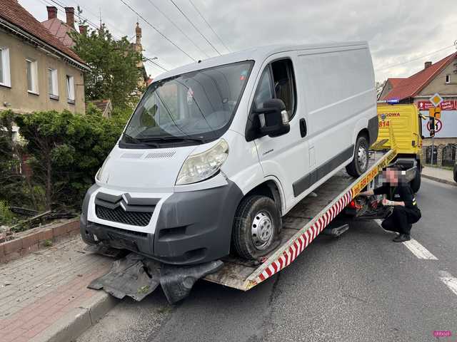 Pijany kierowca citroena wjechał w ogrodzenie w Pieszycach