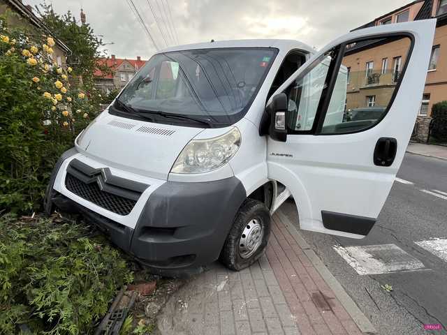 Pijany kierowca citroena wjechał w ogrodzenie w Pieszycach