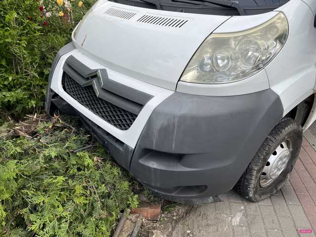 Pijany kierowca citroena wjechał w ogrodzenie w Pieszycach