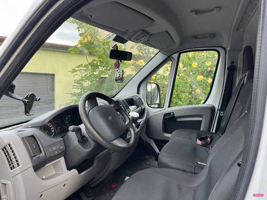 Pijany kierowca citroena wjechał w ogrodzenie w Pieszycach