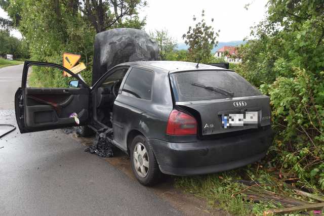 Audi w ogniu. Kierowca uciekł!