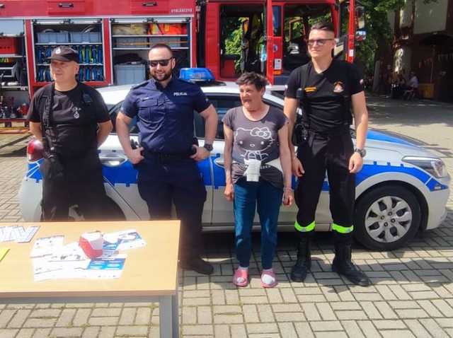 Policjanci na pikniku rodzinnym Dzień Sąsiada w Dzierżoniowie