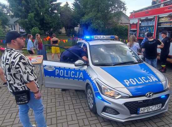 Policjanci na pikniku rodzinnym Dzień Sąsiada w Dzierżoniowie