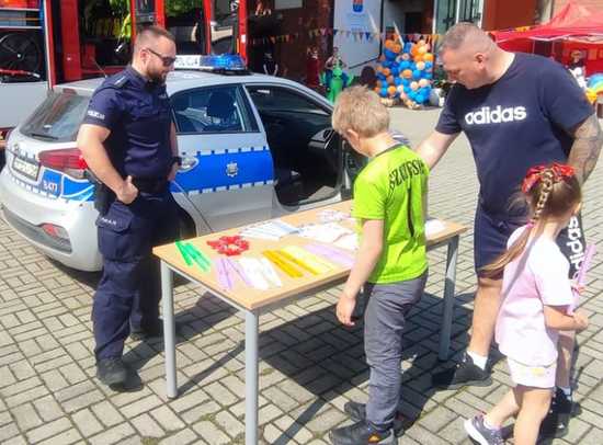 Policjanci na pikniku rodzinnym Dzień Sąsiada w Dzierżoniowie