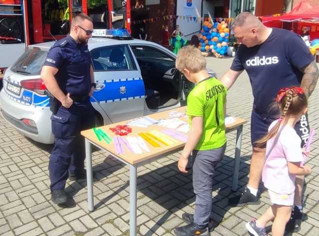 Policjanci na pikniku rodzinnym Dzień Sąsiada w Dzierżoniowie