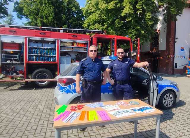 Policjanci na pikniku rodzinnym Dzień Sąsiada w Dzierżoniowie