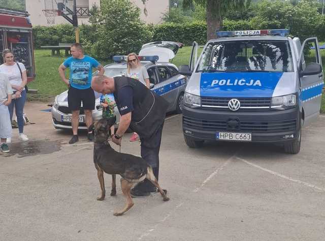 Policjanci promowali bezpieczeństwo i zawód funkcjonariusza podczas rodzinnych pikników w Bielawie
