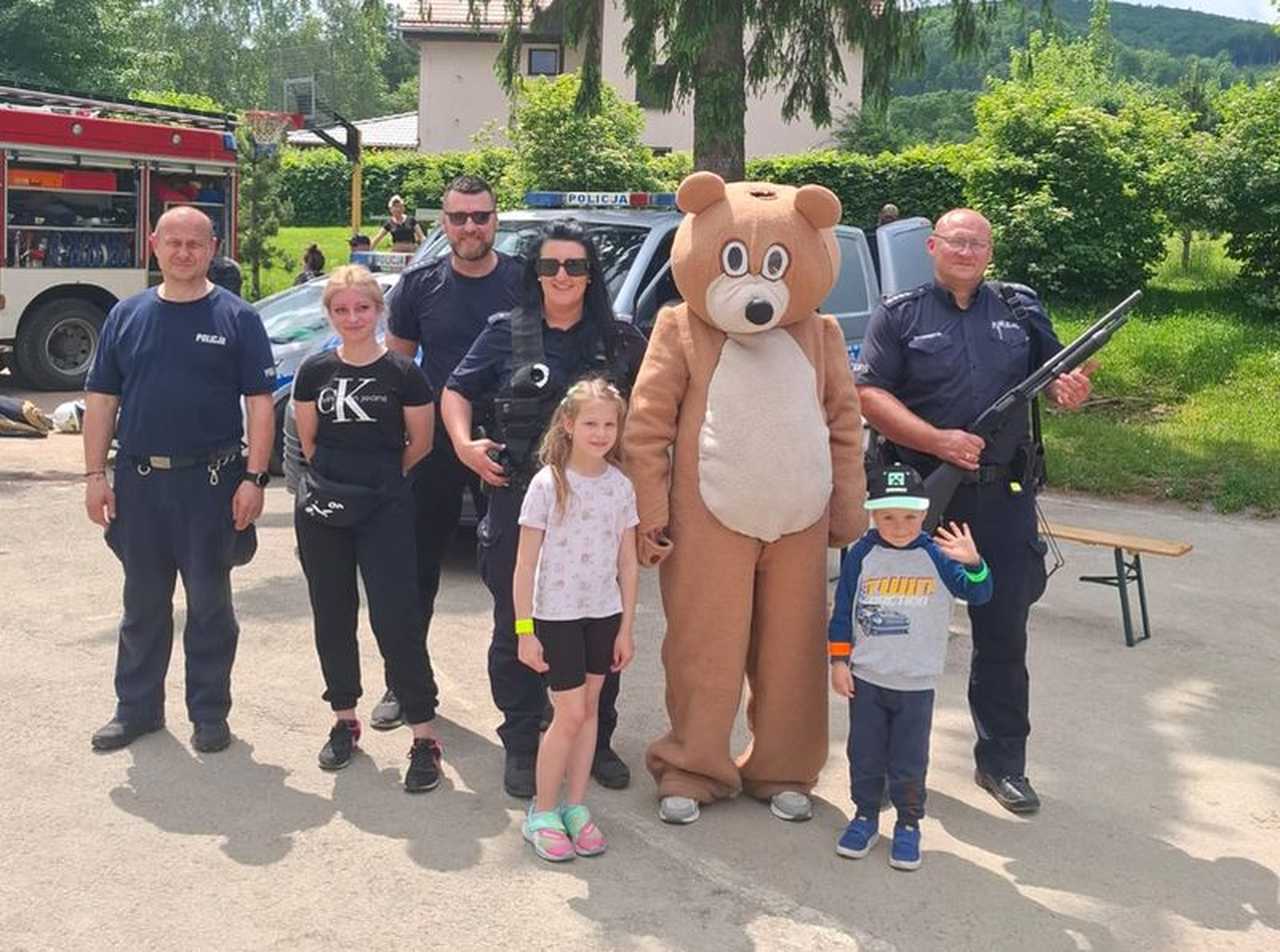 Policjanci promowali bezpieczeństwo i zawód funkcjonariusza podczas rodzinnych pikników w Bielawie