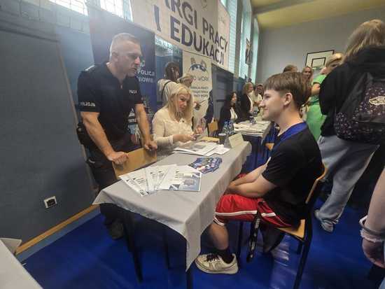 Policjanci z Dzierżoniowa promują służbę podczas Targów Pracy i Edukacji w Bielawie