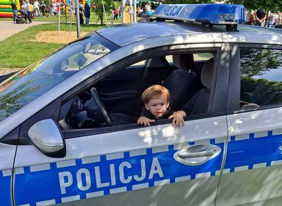 Dzielnicowi z Piławy Górnej i Łagiewnik na pikniku rodzinnym w Szkole Podstawowej imienia Krzysztofa Kamila Baczyńskiego