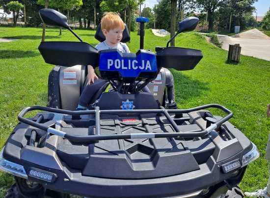 Dzielnicowi z Piławy Górnej i Łagiewnik na pikniku rodzinnym w Szkole Podstawowej imienia Krzysztofa Kamila Baczyńskiego