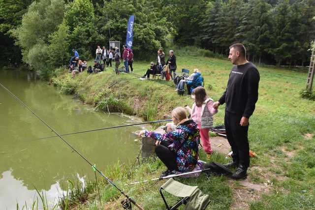 Zawody wędkarskie dla dzieci w na Cegielni w Bielawie