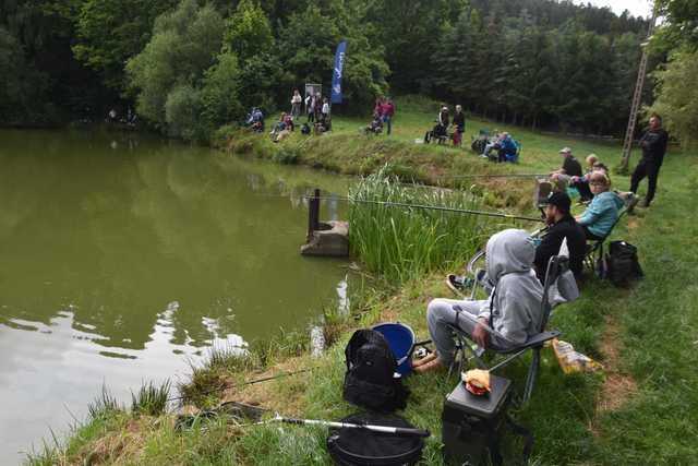 Zawody wędkarskie dla dzieci w na Cegielni w Bielawie
