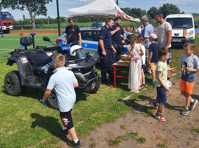 Policjanci wśród mieszkańców – dzielnicowi na piknikach rodzinnych w Pieszycach i Dzierżoniowie