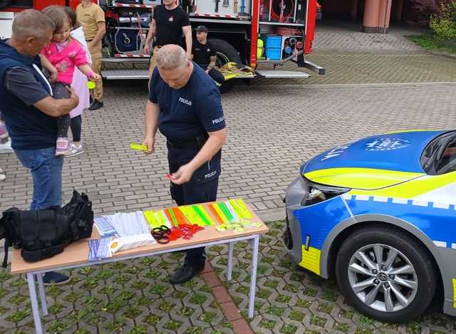 Policjanci wśród mieszkańców – dzielnicowi na piknikach rodzinnych w Pieszycach i Dzierżoniowie