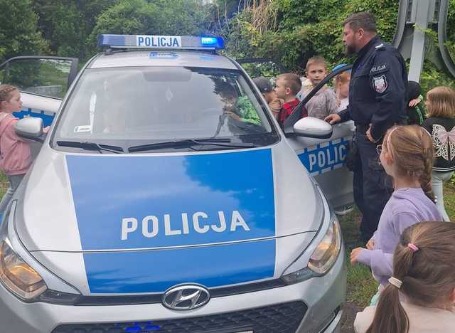 Dzieci z Przedszkola Tęczowa Kraina z wizytą na Posterunku Policji w Piławie Górnej