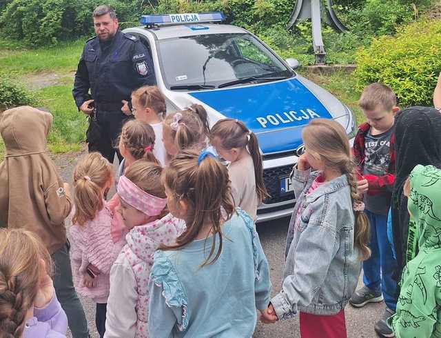 Dzieci z Przedszkola Tęczowa Kraina z wizytą na Posterunku Policji w Piławie Górnej