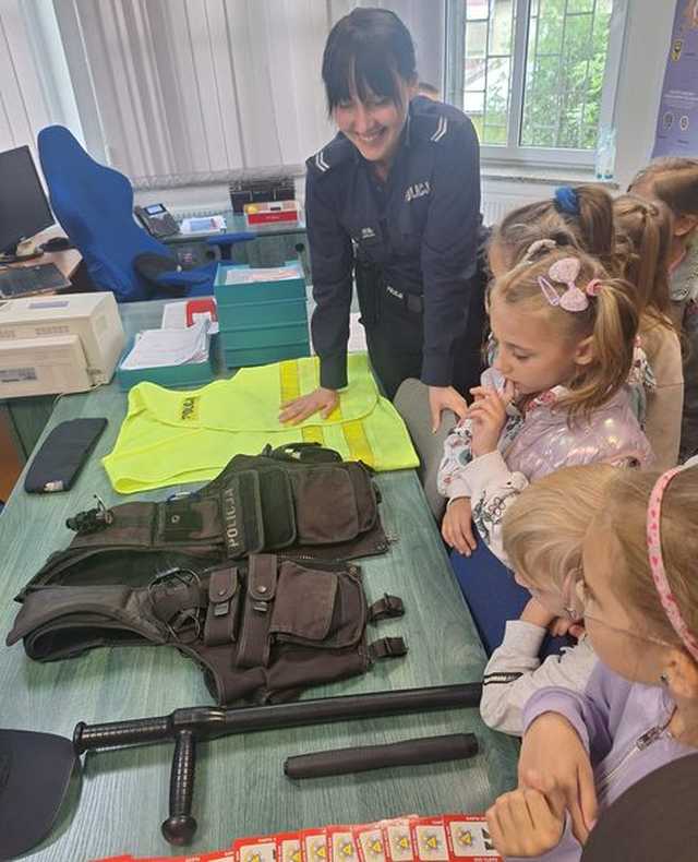 Dzieci z Przedszkola Tęczowa Kraina z wizytą na Posterunku Policji w Piławie Górnej