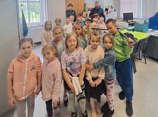 Dzieci z Przedszkola Tęczowa Kraina z wizytą na Posterunku Policji w Piławie Górnej
