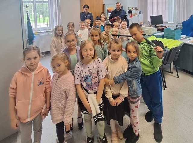 Dzieci z Przedszkola Tęczowa Kraina z wizytą na Posterunku Policji w Piławie Górnej