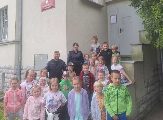 Dzieci z Przedszkola Tęczowa Kraina z wizytą na Posterunku Policji w Piławie Górnej