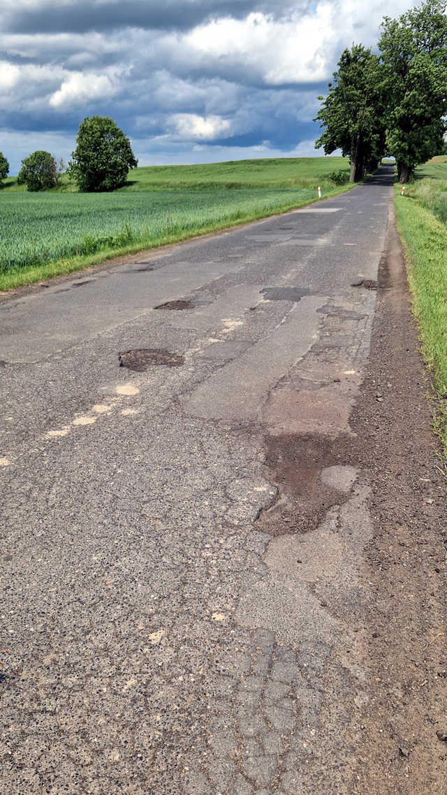  Fatalny stan drogi powiatowej między Owisnem a Kietlicami