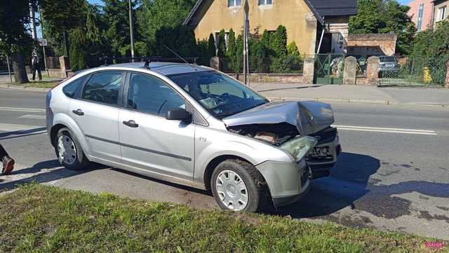 Fordem uderzył w drzewo