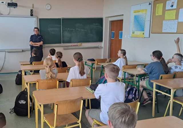 Policjanci z powiatu dzierżoniowskiego promują bezpieczne wakacje – działania profilaktyczne z dziećmi i młodzieżą