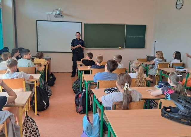 Policjanci z powiatu dzierżoniowskiego promują bezpieczne wakacje – działania profilaktyczne z dziećmi i młodzieżą