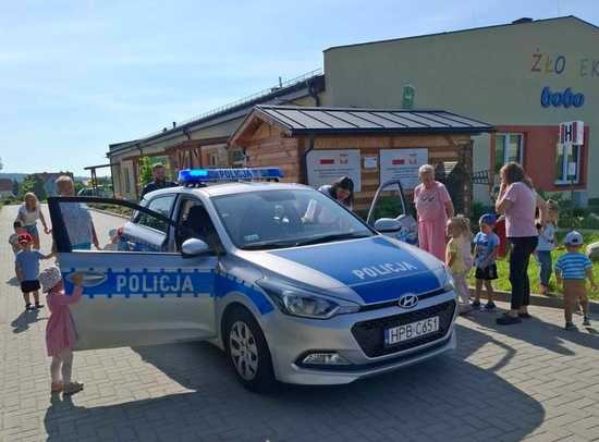 Policjanci z powiatu dzierżoniowskiego promują bezpieczne wakacje – działania profilaktyczne z dziećmi i młodzieżą