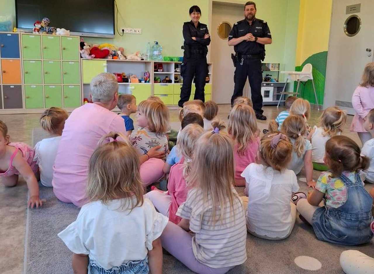 Policjanci z powiatu dzierżoniowskiego promują bezpieczne wakacje – działania profilaktyczne z dziećmi i młodzieżą