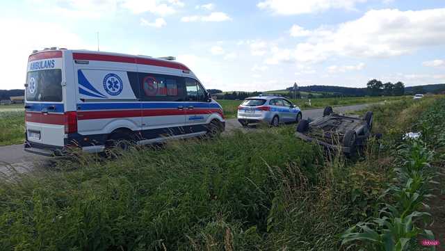 Dachowanie na drodze Ligota Wielka-Ratajno. Jedna osoba nie żyje!