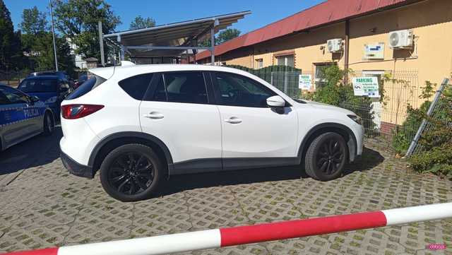 Mazdą uderzyła w słupek ogrodzeniowy